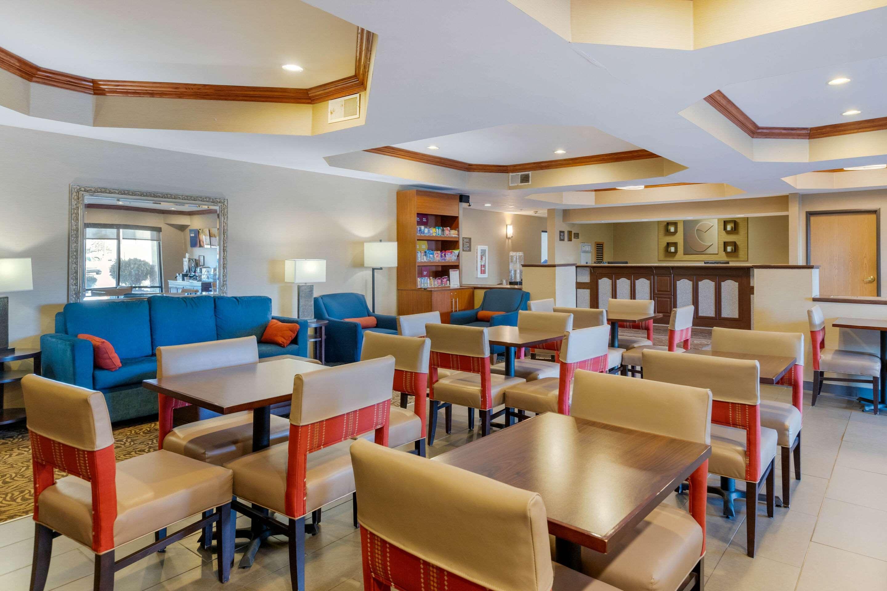 Comfort Suites South Haven Near I-96 Exteriör bild