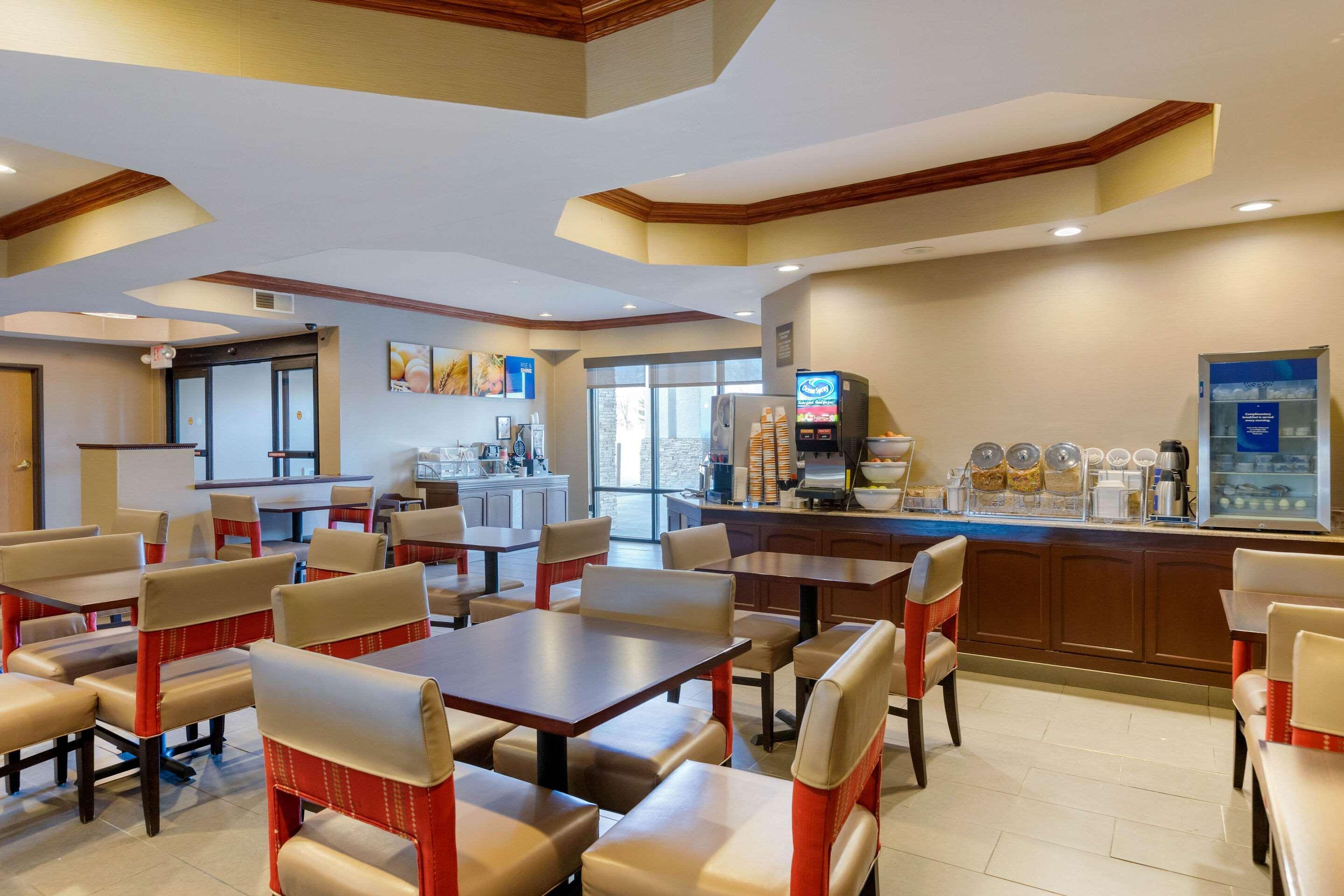 Comfort Suites South Haven Near I-96 Exteriör bild
