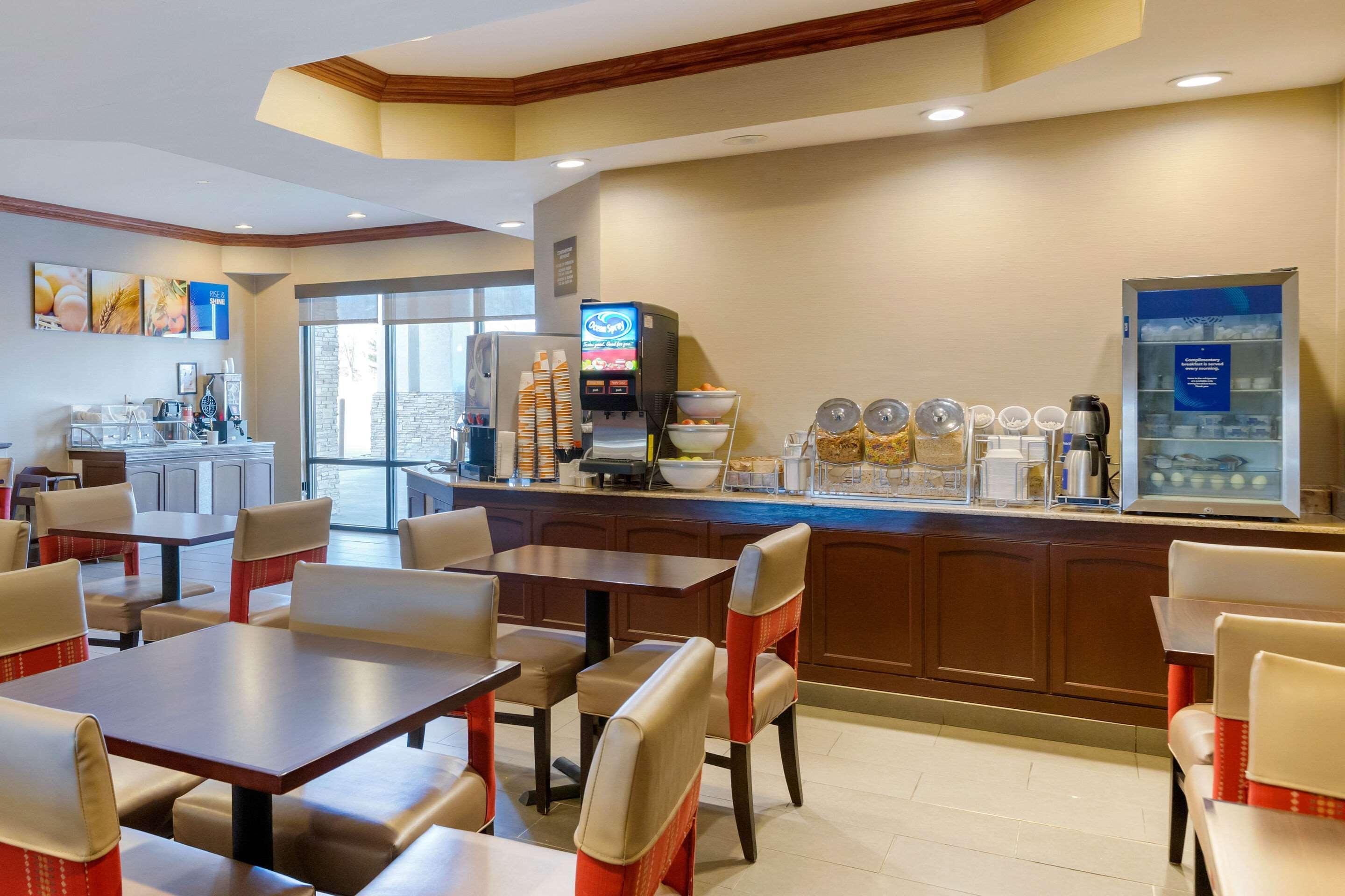 Comfort Suites South Haven Near I-96 Exteriör bild