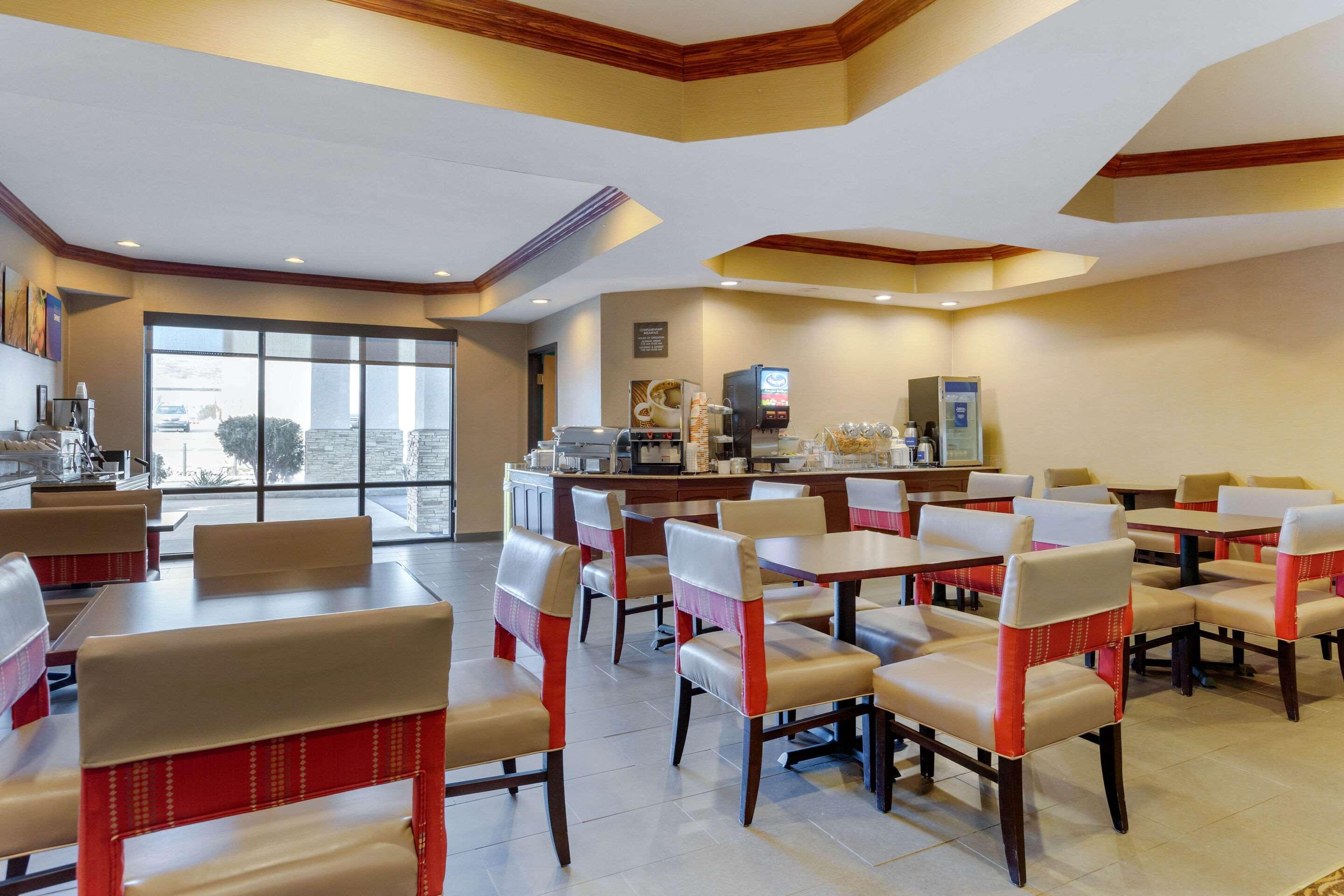 Comfort Suites South Haven Near I-96 Exteriör bild